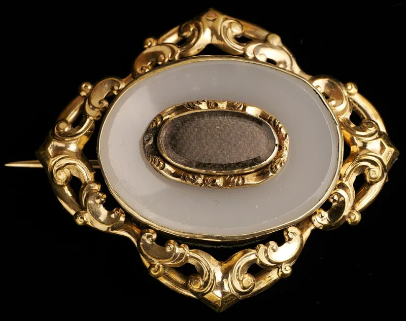 Wearing the Dead: What Victorian Mourning Jewellery Gets Right About Grief